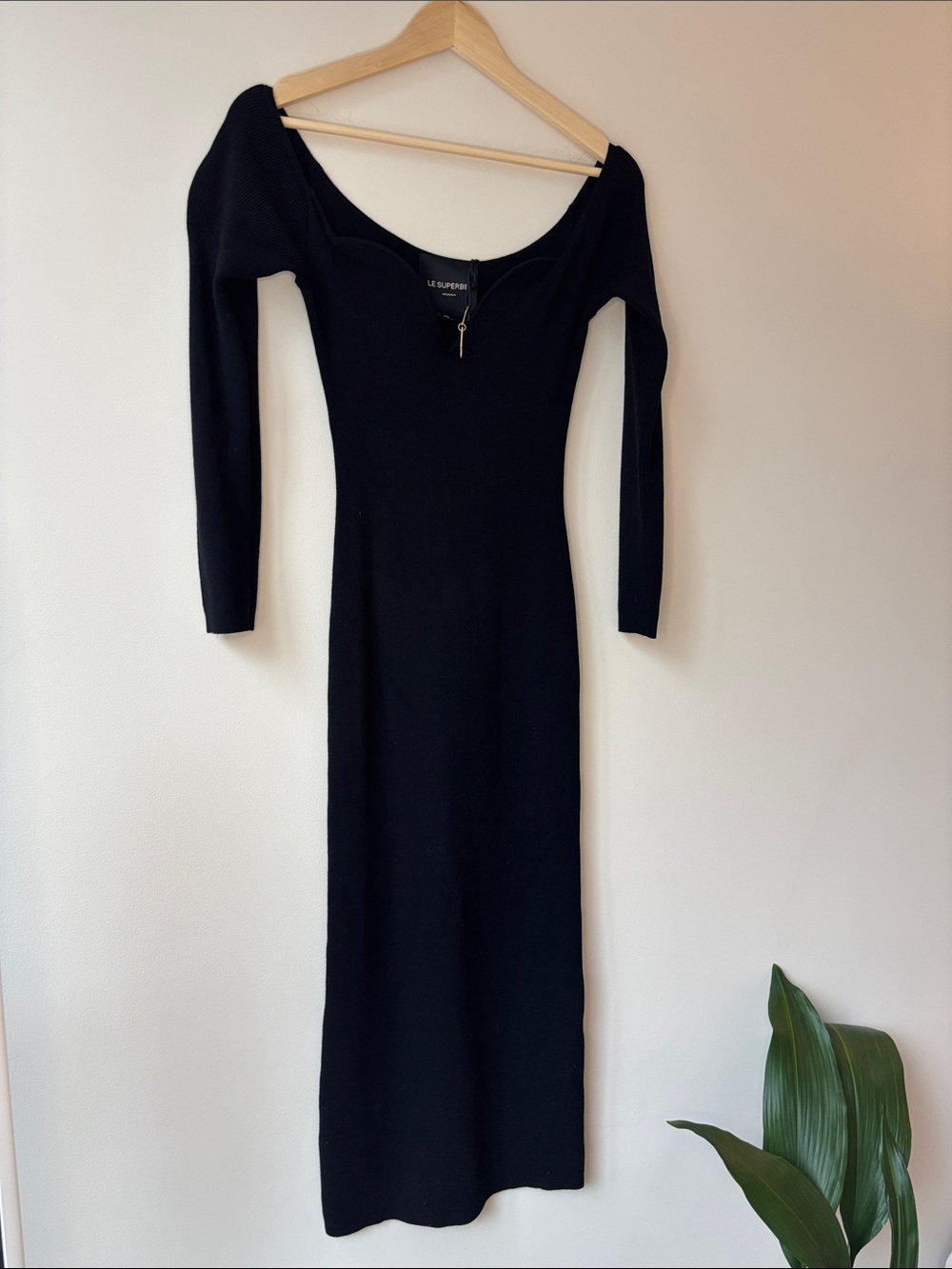 Slim-Fit Black Maxi Dress with Long Sleeves - Picture 4 of 4